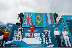 Podium: racewinnaar Lucas di Grassi, ABT Schaeffler Audi Sport, tweede plaats Sam Bird, DS Virgin Ra