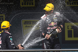1. Jamie Whincup, Triple Eight Race Engineering, feiert auf dem Podium