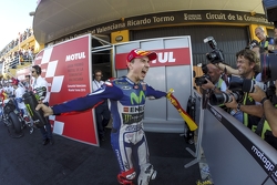 Le vainqueur de la course et Champion du Monde MotoGP 2015 Jorge Lorenzo, Yamaha Factory Racing