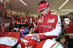 Kimi Raikkonen, Ferrari signs gloves for the fans