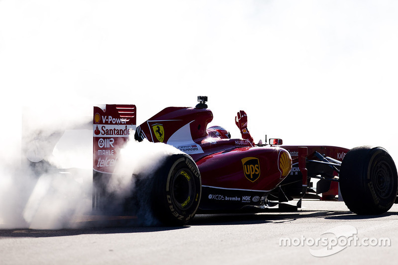 Kimi Raikkonen, de Ferrari realiza donas