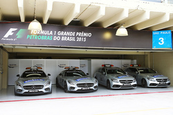 Машина безопасности и медицинская машина FIA в паддоке