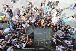 Lewis Hamilton, Mercedes AMG F1 con los medios
