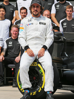 Fernando Alonso, McLaren en una fotografía de equipo