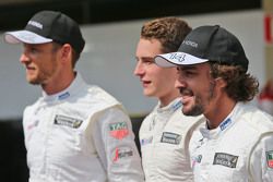 Jenson Button, McLaren con Stoffel Vandoorne, McLaren Piloto de Prueba y de Reserva y Fernando Alons