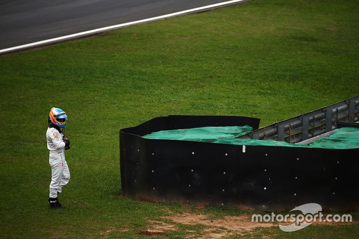 Fernando Alonso sufre una vería en su McLaren MP4-30 en la segunda sesión de práctica