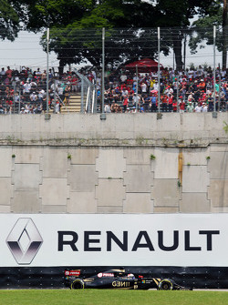 Romain Grosjean, Lotus F1 E23 pasa un cartel de publicidad de Renault