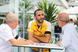 El Dr. Helmut Marko, Red Bull Consultor Motorsport con Cyril Abiteboul, Managing Director de Renault