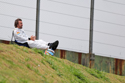 Fernando Alonso, McLaren guarda le qualifiche da una sedia ai margini del circuito dopo essersi ferm