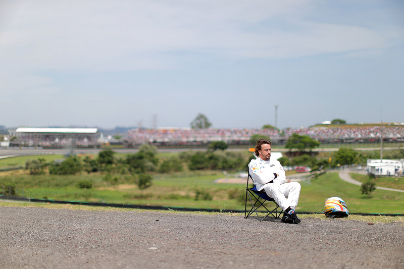 Fernando Alonso, McLaren observa la calificación sentado en una silla a un lado del circuito después de abandonar la calificación