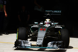 Lewis Hamilton, Mercedes AMG F1 W06 verlaat de pits