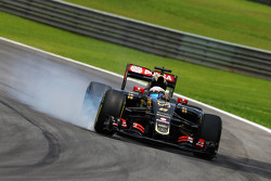 Romain Grosjean, Lotus F1 E23 blokkeert een wiel