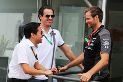 Adrian Sutil, Williams-Ersatzfahrer, mit Mika Salminen, Sahara Force India F1 Team, Physiotherapeut