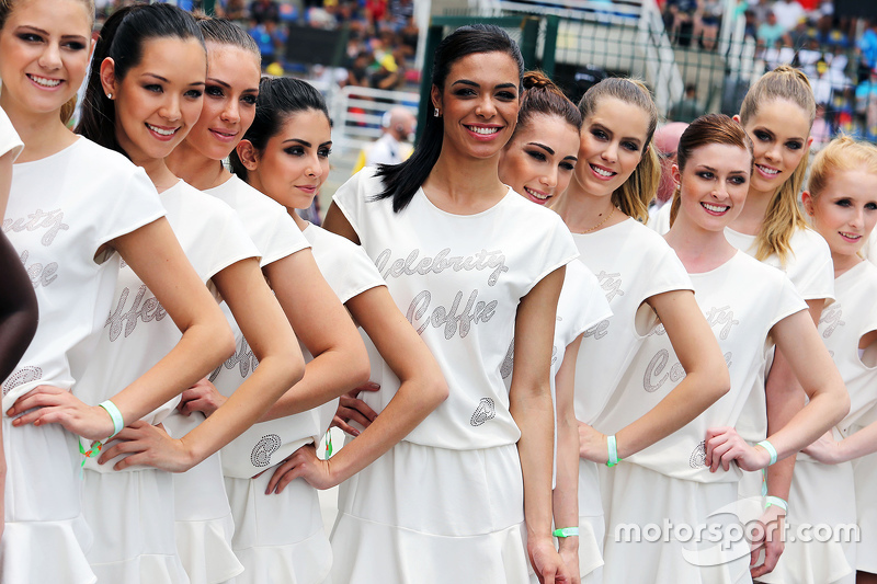 Chicas de la parrilla en el desfile de pilotos