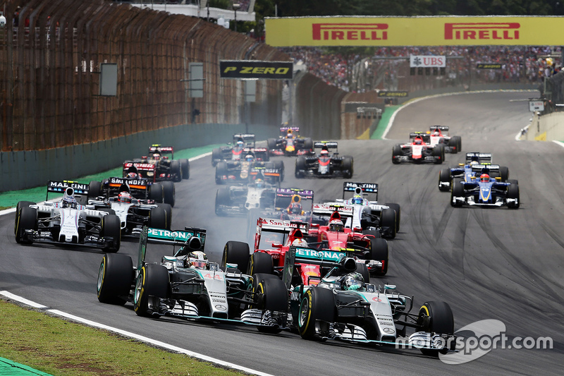 Start: Nico Rosberg, Mercedes AMG F1, undLewis Hamilton, Mercedes AMG F1, in Führung