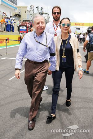 Jean Todt, Presidente de la FIA con su esposa Michelle Yeoh, en la parrilla