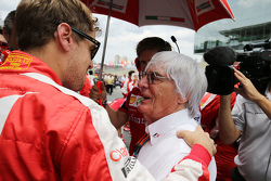 Sebastian Vettel, Ferrari, mit Bernie Ecclestone in der Startaufstellung