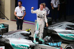 Ganador de la carrera Nico Rosberg, Mercedes AMG F1 W06 celebra en parc ferme