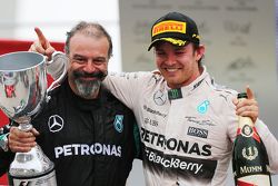 James Waddell met winnaar Nico Rosberg, Mercedes AMG F1 W06