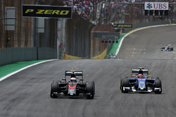 Jenson Button, McLaren Honda e Felipe Nasr, Sauber F1 Team