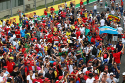 Aficionados en el podium