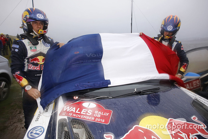 Sébastien Ogier y Julien Ingrassia, Volkswagen Polo WRC, Volkswagen Motorsport con la bandera de Francia en honor a las víctimas de los ataques terroristas en París