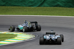 Nico Rosberg, Mercedes AMG F1 W06 voor teamgenoot Lewis Hamilton, Mercedes AMG F1 W06