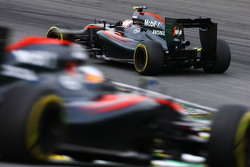 Дженсон Баттон, McLaren MP4-30 едет впереди Фернандо Алонсо, McLaren MP4-30