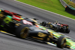 Pastor Maldonado, Lotus F1 E23 devant son équipier Romain Grosjean, Lotus F1 E23