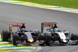 Sergio Perez, Sahara Force India F1 VJM08 en Max Verstappen, Scuderia Toro Rosso STR10 strijden voor