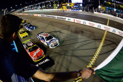 Start: Kurt Busch, Stewart-Haas Racing Chevrolet, überholt Polesitter Jimmie Johnson, Hendrick Motor
