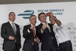(Izq-Der) Alejandro Soberón presidente de CIE, Miguel Mancera alcalde de la Ciudad de México Alejandro Agag CEO Fórmula E y Salvador Duran Team Aguri se toman una selfie