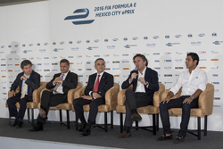 (Izq-Der) Alejandro Soberón presidente de CIE, Miguel Mancera alcalde de la Ciudad de México, Alejan