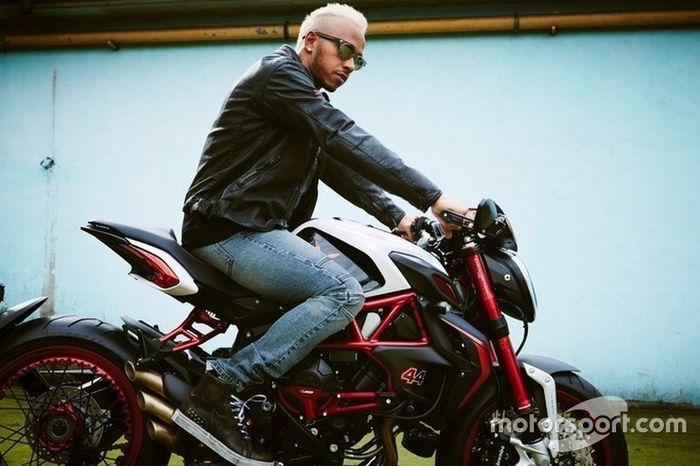 E a ostentação de máquinas potentes.