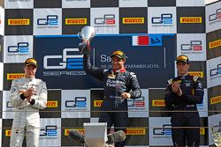 Podio carrera 2: segundo lugar Stoffel Vandoorne, ART Grand Prix, el ganador Mitch Evans, RUSSIAN TI