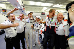 庆祝:LMP1组车手冠军布兰登·哈特利、蒂莫·伯恩哈德,保时捷车队
