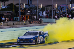 NASCAR XFINITY Series 2015 campeón Chris Buescher, Roush Fenway Racing Ford celebra
