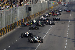 Start: Felix Rosenqvist, Prema Powerteam, Dallara Mercedes-Benz, in Führung