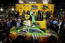 Victory-Lane: 1. und Champion NASCAR Sprint-Cup 2015: Kyle Busch, Joe Gibbs Racing Toyota, beim Feie