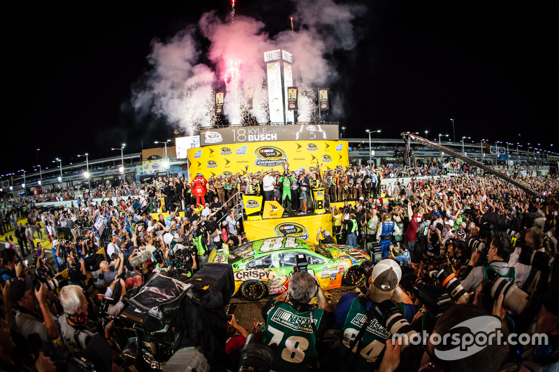 Victory lane: ganador de la carrera y 2015 NASCAR Sprint Cup series campeón Kyle Busch, Joe Gibbs Ra