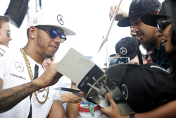 Lewis Hamilton, Mercedes AMG F1, schreibt Autogramme für die Fans