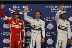 Il terzo qualificato Kimi Raikkonen, Ferrari, il poleman Nico Rosberg, Mercedes AMG F1 Team, e il se
