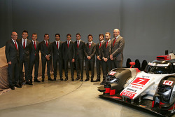 Dr. Wolfgang Ullrich, Leiter Audi Sport, mit André Lotterer, Marcel Fässler, Benoit Tréluyer, Lucas