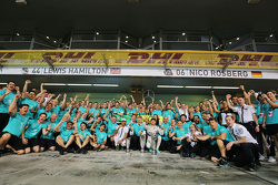 Winnaar Nico Rosberg, Mercedes AMG F1 viert met ploegmaat Lewis Hamilton, Mercedes AMG F1 en het tea