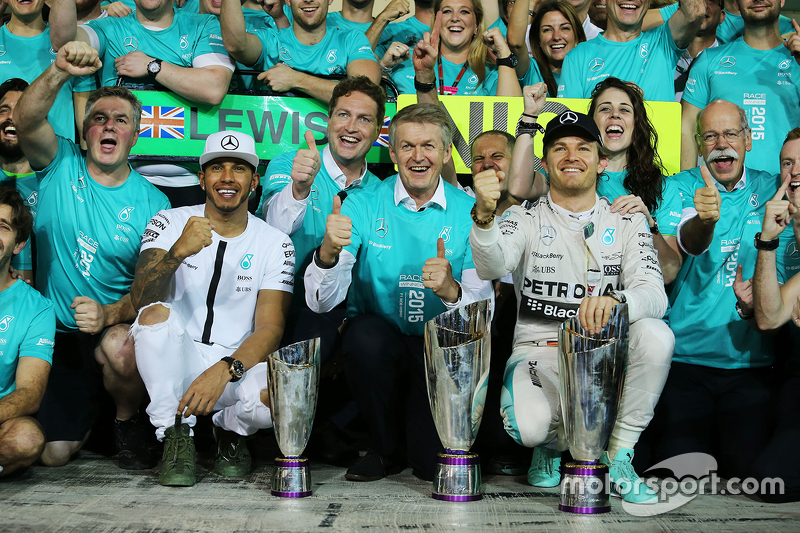 El ganador, Nico Rosberg, Mercedes AMG F1 celebra con Lewis Hamilton, Mercedes AMG F1 y el equipo