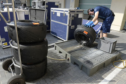 Ingenieur met banden van Pirelli