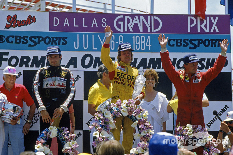 Podium: race winner Keke Rosberg, Williams, second place René Arnoux, Ferrari, third place Elio de A