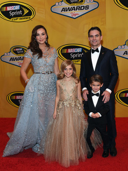 Jeff Gordon, Hendrick Motorsports Chevrolet y su esposa Ingrid, daughter Ella y su hijo Leo