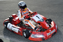 Márquez conduce un kart