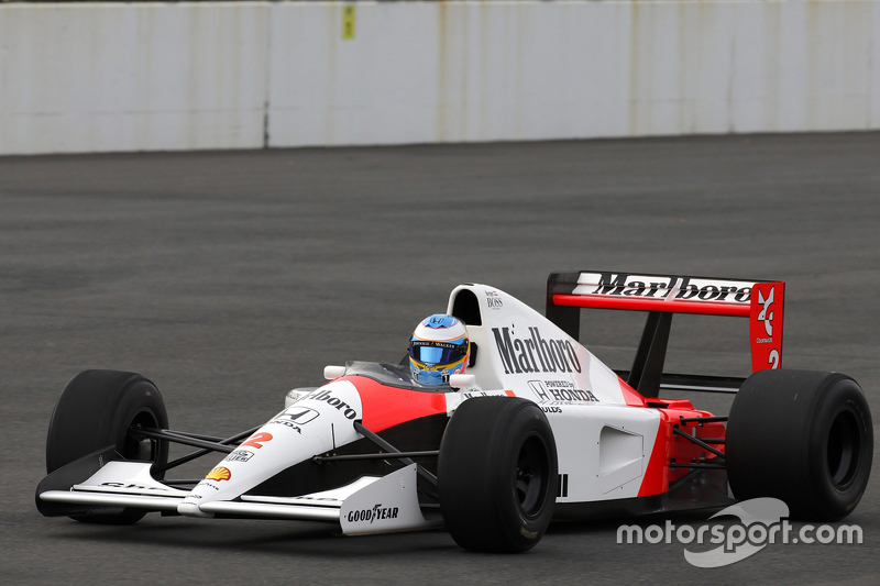 Fernando Alonso dirige o McLaren Honda MP4/6 de 1991